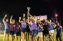 Locos x el 7 festeja el título en la principal categoría del Torneo Seven Rugby del Jararas Club.