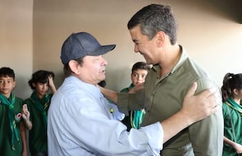 El presidente del Indert (i), Francisco Ruiz Díaz, abraza al presidente de la República, Santiago Peña.