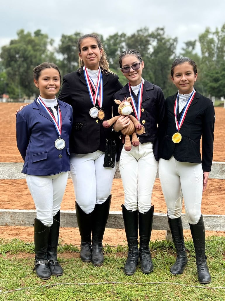 Premiadas por su concurso en la jornada de Adiestramiento, Jimena Borja (izq), Leticia León, Victoria Roig y Nathaly Muñoz