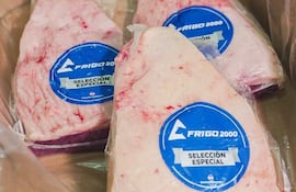 Varios cortes de carne empaquetados de Frigo 2000, etiquetados como Selección Especial, organizados en cámara fría.