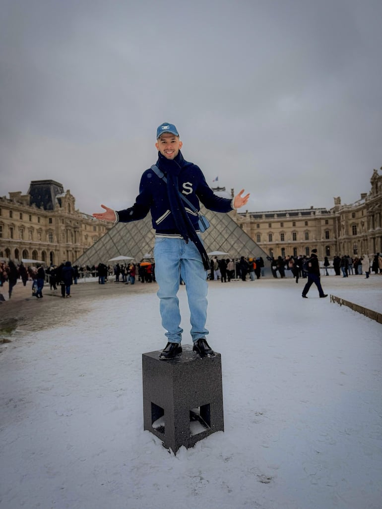 ¡Feliz de la vida! Julio Enciso en la capital parisina. (Instagram/Julio Enciso)