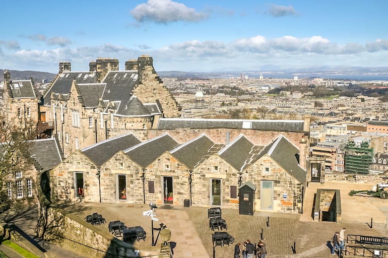 Castillo de Edimburgo, ubicado sobre Castle Rock, un símbolo reconocible de Edimburgo en particular y de Escocia en su conjunto.