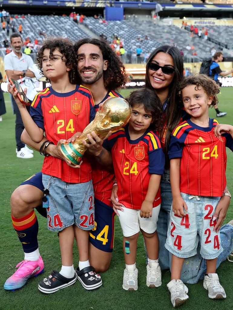 ¡Hermosa familia! Marc Cucurella y Claudia Rodríguez con sus tres hijos. (Instagram/Claudia Rodríguez)