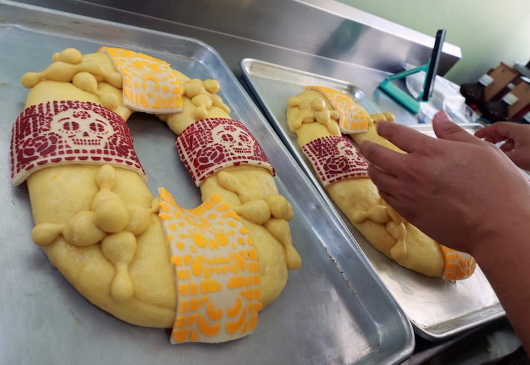 El repostero Jonathan Barrera prepara rosca de pan en Ciudad de México (México).