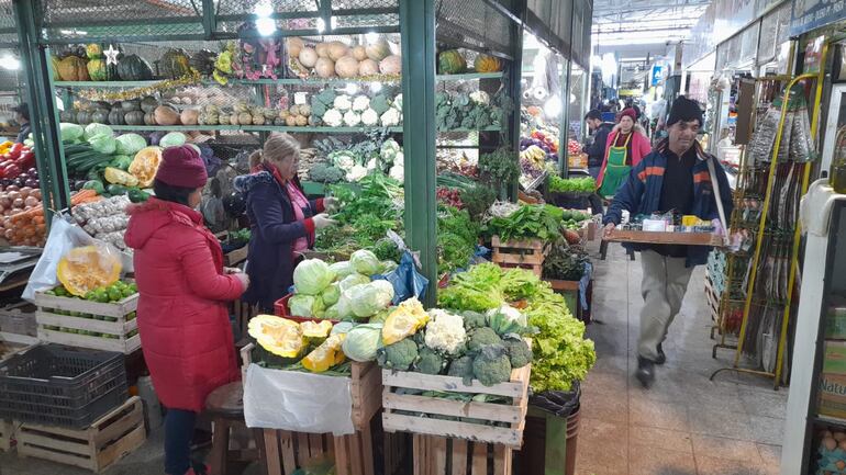 Muy lindas verduras y hortalizas en el bloque C del Mercado de Abasto, que ofrecen precios reducidos desde esta semana.