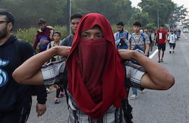 Migrantes caminan hacia la frontera con Estados Unidos este lunes, en el municipio de Huehuetán (México). Una caravana de 1.500 migrantes partió de la frontera sur de México a pesar de las declaraciones del presidente electo de Estados Unidos, Donald Trump, y la presidenta mexicana, Claudia Sheinbaum, quien aseguró la semana pasada que estos grupos ya no llegan al límite norte del país.