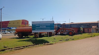El anuncio institucional y maquinarias que quedaron tras la suspensión de las obras.