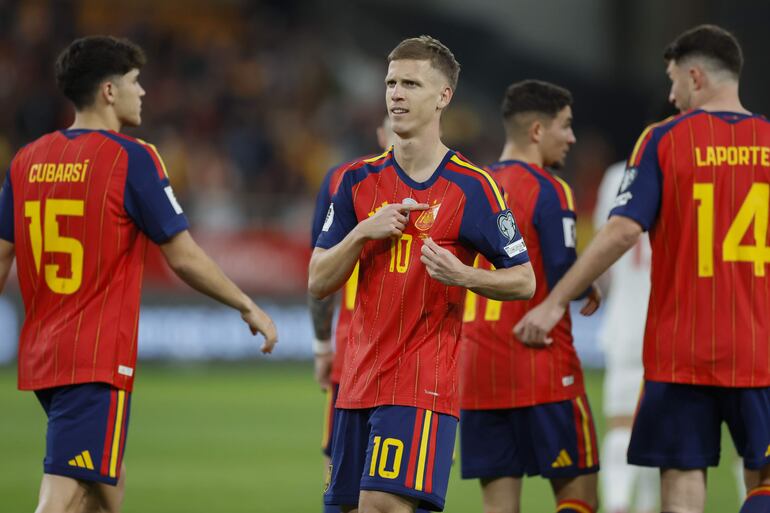  Los jugadores de la selección de España celebran un gol en el partido frente a Turquía por la última fecha de las Eliminatorias Europeas al Mundial 2026 en el estadio de La Cartuja, en Sevilla, España. 
