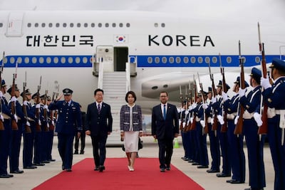 FotografÍa cedida por el ministerio de Relaciones Exteriores de Chile de su ministro, Francisco Pérez Mackenna (d), caminando junto al presidente de la República de Corea, Lee Jae Myung (c-i) y su esposa Kim Hea Kyung (c), este miércoles, a su llegada al Aeropuerto Arturo Merino Benítez, en Santiago (Chile).