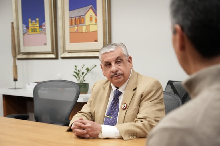 Isaías Fretes, con traje claro y corbata oscura, conversa con el presidente Santiago Peña (de espaldas)