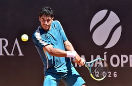El tenista paraguayo Daniel Vallejo (21 años), durante su gran triunfo sobre Thiago Monteiro, para meterse en las semifinales del ATP Challenger 75 Itajaí Open.