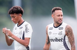 Robinho Junior (18 años) y Neymar Junior (34), futbolistas del Santos de Brasil.