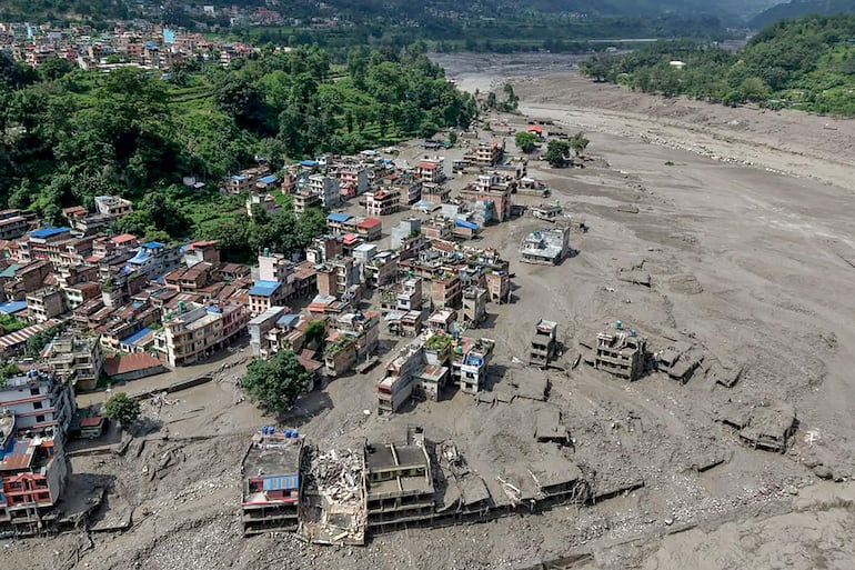 Vista aérea de una zona del distrito nepalí de Nuwakot parcialmente arrasada por la riada.