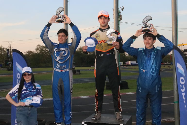 Podio de la Rotax Senior Max: 1) Alberto Benítez Bejarano (centro), 2) Alejandro Samaniego (izquierda) y 3) Santino Espineda.