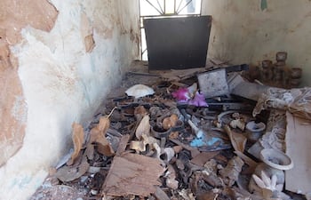 Restos óseos de uno de los tantos nichos profanados del Cementerio de la Recoleta. El primer camposanto del país vive hoy su momento de mayor ruina y abandono en años.