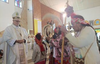 Mons. Miguel Fritz recibe el saludo de nativos del VAP durante la ceremonia de posesión canónica.