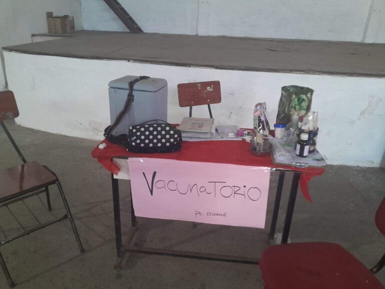 La falta de infraestructura obliga a aplicar vacunas en una mesita precaria dentro del salón municipal.