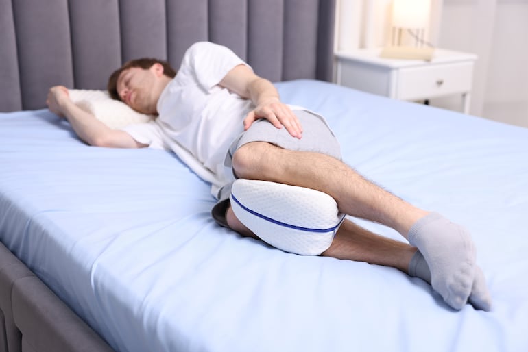 Dormir con una almohada entre las piernas.