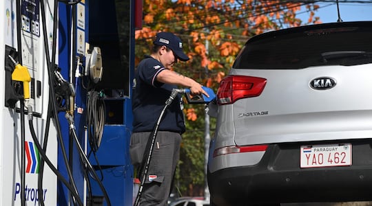 Un hombre repostó combustible en una estación de servicio Petropar en Paraguay.
