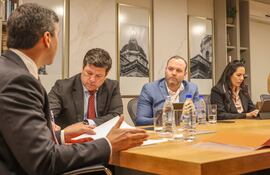 De izq. a der.: El presidente Santiago Peña: el ministro de Industria, Javier Jiménez; Rolando de Barros Barreto, ministro del Ambiente y Desarrollo Sostenible (Mades) y la ministra de Obras Públicas, Claudia Centurión. Fue ayer en Mburuvicha Róga.