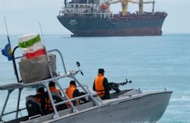 El Ejército iraní aseguró este martes que las Fuerzas Armadas no cederán "ni un ápice" sobre el estrecho de Ormuz, después de que el presidente estadounidense, Donald Trump, anunciara el restablecimiento del cerco naval contra Irán y dijera que asumirá el papel de "guardián" de ese paso marítimo.