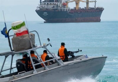 El Ejército iraní aseguró esta vez que las Fuerzas Armadas no cederían "ni un ápice" en el estrecho de Ormuz, después de que el presidente estadounidense, Donald Trump, anunciara el restablecimiento del bloqueo naval contra Irán y afirmara que asumiría el papel de "guardián" de esta vía marítima.