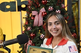 Fiorella Ayelén Núñez Quintana (29/1/2004) sostiene el galardón del Atleta Polideportivo del Año, en los estudios de ABC Cardinal.