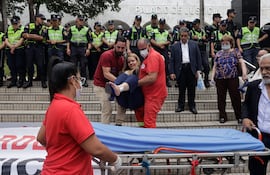 La abogada y referente Partido Liberal Radical Auténtico (PLRA), Olga Paredes, recibe atención médica durante la manifestación por el octavo aniversario del homicidio del integrante del PLRA, Rodrigo Quintana.