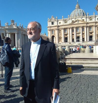El nuevo cardenal Cristóbal López Romero de 65 años en la entrada de la sede del Vaticano.