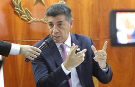 Dr. Víctor Ríos Ojeda, ministro de la Corte Suprema de Justicia, en conferencia de prensa.