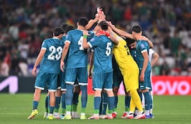 Jugadores de Irak se reúnen en el segundo tiempo durante la final del torneo de repesca para la Copa Mundial de la FIFA 2026 entre Irak y Bolivia en el Estadio Monterrey.