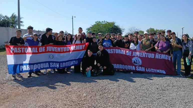 Los jóvenes de la Parroquia de San Lorenzo de Ñemby participaron de la jornada de peregrinación en la ciudad de Guarambaré.