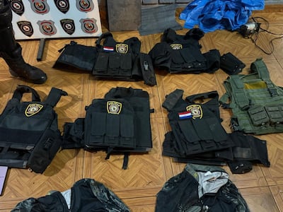 Los chalecos antibalas con insignias de la Policía Nacional.