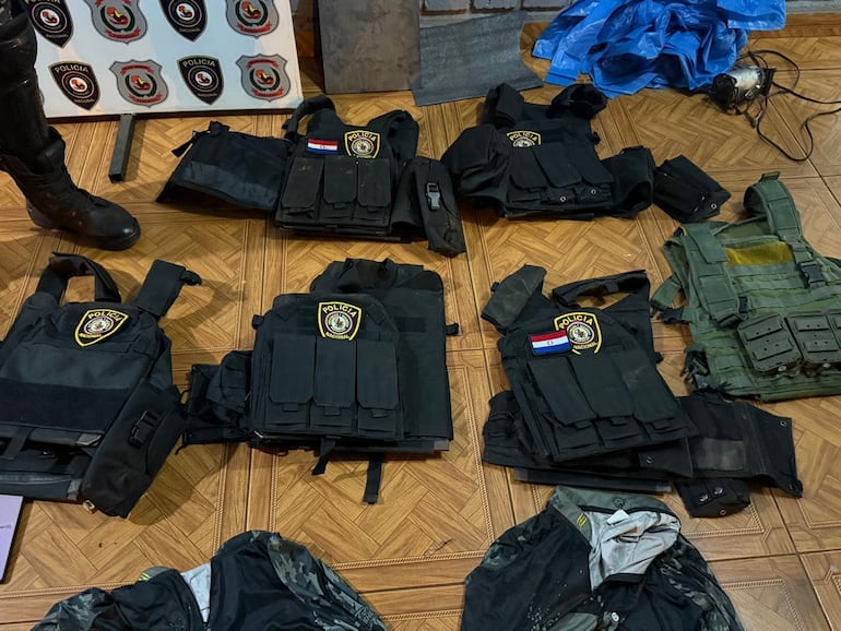 Asalto a cooperativa: detienen a sospechoso con placa y chalecos policiales