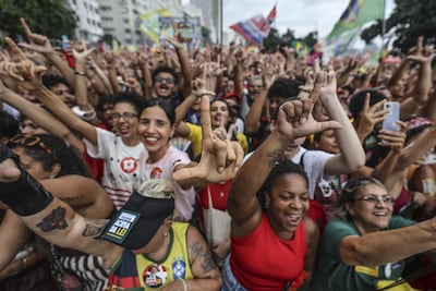 Simpatizantes del presidente brasileño y candidato a la reelección, Luiz Inácio Lula da Silva, participan en el 'Acto Musical por la Democracia' este domingo, en la playa de Copacabana, en Río de Janeiro (Brasil).