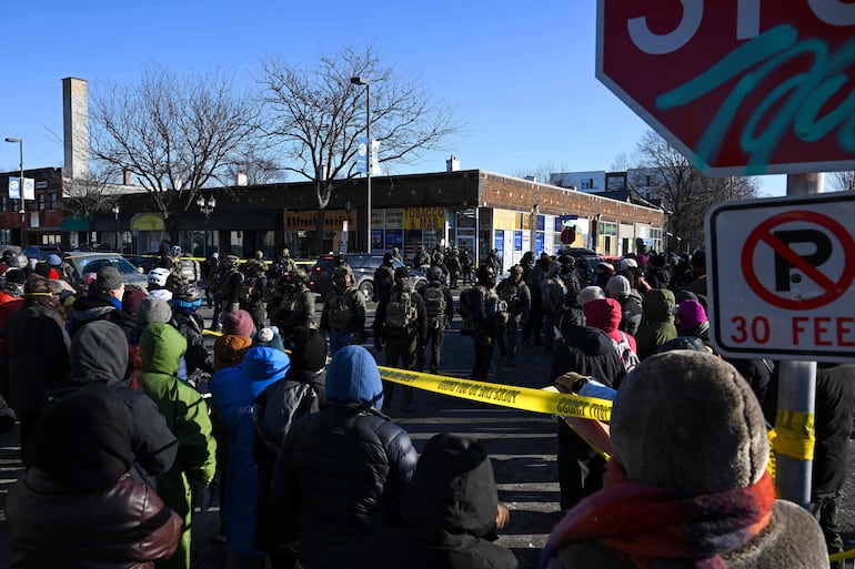 Manifestantes se retiran tras el lanzamiento de gas lacrimógeno por parte de agentes federales el 24 de enero de 2026 en Minneapolis, Minnesota. Los manifestantes se congregaron después de que un manifestante muriera a tiros durante una pelea para arrestarlo. 