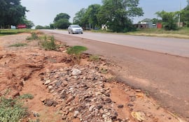 Las Banquinas de la Ruta Py 02 totalmente destruida.