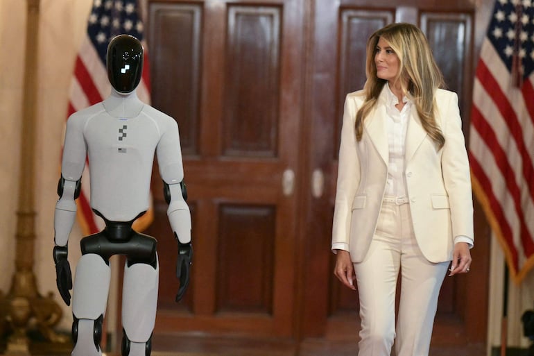 Melania Trump, primera dama de Estados Unidos, junto al robot humanoide "Figure 3".