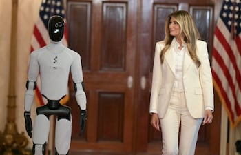 Melania Trump (d) camina junto al robot humanoide en la Casa Blanca.