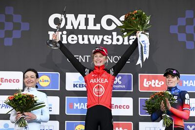 La neerlandesa Demi Vollering (centro) defenderá su título de 2024, conquistado tras su victoria final en Valdesquí (Madrid).