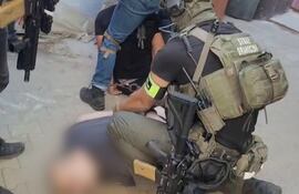 Momento del arresto de personas involucradas en la producción ilegal de cigarrillos en el distrito de Leszno, Polonia.