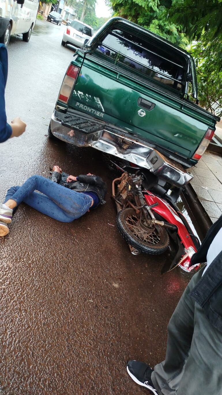 La motociclista murió de forma instantánea según forense de la fiscalía de Pedro Juan Caballero.