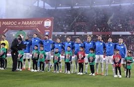 Los jugadores de Paraguay entonan el himno nacional, previo al partido amistoso internacional ante Marruecos, disputado en el estadio Bollaert-Delelis (Lens, Francia).