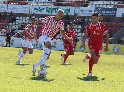 El atacante uruguayo Antonio Oviedo (27 años) pisa el balón intentando dejar atrás la marca del zaguero Richard Monges (27). (Foto: APF)