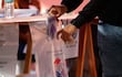 Parte final del proceso: una persona deposita su boletín de voto. Archivo: internas municipales de junio.