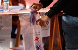 Parte final del proceso: una persona deposita su boletín de voto. Archivo: internas municipales de junio.
