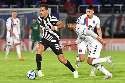 El paraguayo Roque Santa Cruz (i), jugador de Libertad, controla el balón en el partido contra Tigre por la ida de los playoffs de la Copa Sudamericana en el estadio Defensores del Chaco, en Asunción.