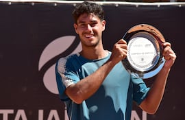 Trofeo en mano y una gran sonrisa en su rostro, así posó Daniel Vallejo en la ceremonia de premiación este domingo del ATP Challenger Itajaí Open, que lo ganó tras superar en la final al local Thiago Seyboth Wild, por 7/5, 4/6 y 6/2.