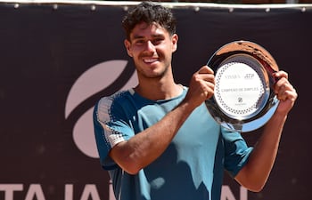 Trofeo en mano y una gran sonrisa en su rostro, así posó Daniel Vallejo en la ceremonia de premiación este domingo del ATP Challenger Itajaí Open, que lo ganó tras superar en la final al local Thiago Seyboth Wild, por 7/5, 4/6 y 6/2.