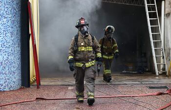 Integrantes del Cuerpo de Bomberos Voluntarios de Paraguay controlan un incendio por una fuga de gases de cloro este lunes.